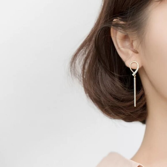 NEW Gold Rhinestone Stick Dangle Earrings - Picture 7 of 9